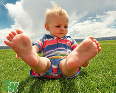 怎么糾正寶寶內(nèi)八字腳？寶寶八字腳幾歲前可以糾正？