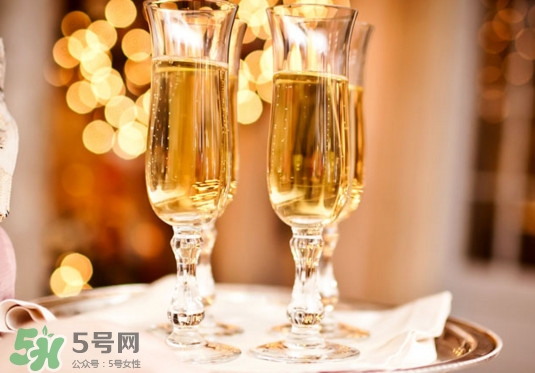 香檳是什么做成的？香檳有甜味的嗎