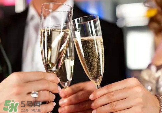 香檳是什么做成的？香檳有甜味的嗎