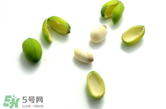 蓮蓬子中間的芯能吃嗎？蓮蓬子的功效與作用