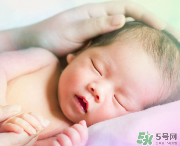 新生兒吃母乳一次吃多久？新生兒吃母乳一次十分鐘正常嗎？