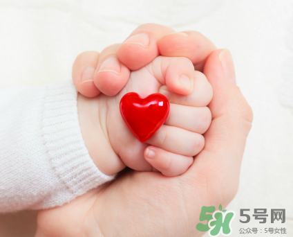 新生兒吃母乳需要喝水嗎？新生兒需不需要要喝水？