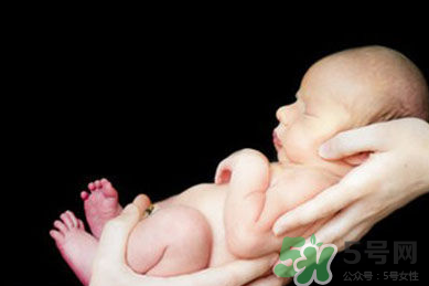 新生兒吃母乳需要喝水嗎？新生兒需不需要要喝水？