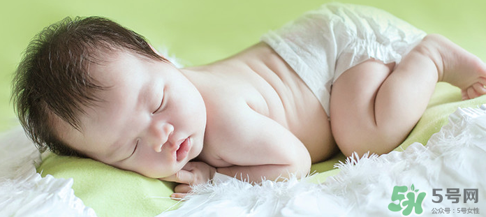 新生兒吃母乳需要喝水嗎？新生兒需不需要要喝水？