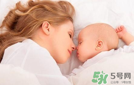 新生兒吃母乳需要喝水嗎？新生兒需不需要要喝水？