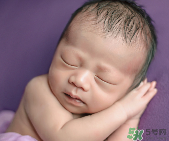 新生兒吃母乳拉稀是怎么回事？新生兒吃母乳拉稀怎么辦？