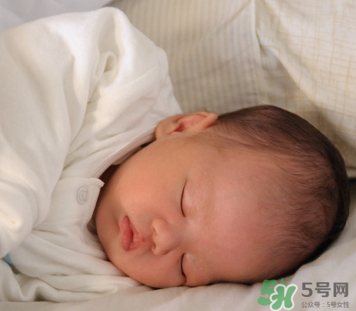 新生兒吃母乳拉稀是怎么回事？新生兒吃母乳拉稀怎么辦？