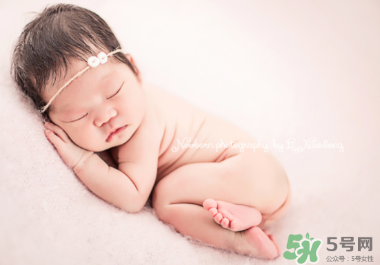 新生兒吃母乳一天拉幾次正常？新生兒吃母乳的排便規(guī)律