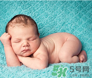 新生兒吃母乳拉奶瓣是怎么回事？新生兒吃母乳會(huì)拉奶瓣嗎？