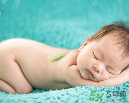 新生兒吃母乳拉奶瓣是怎么回事？新生兒吃母乳會(huì)拉奶瓣嗎？