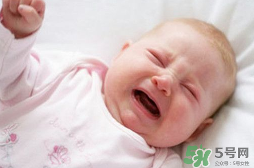 新生兒吃母乳拉奶瓣是怎么回事？新生兒吃母乳會(huì)拉奶瓣嗎？