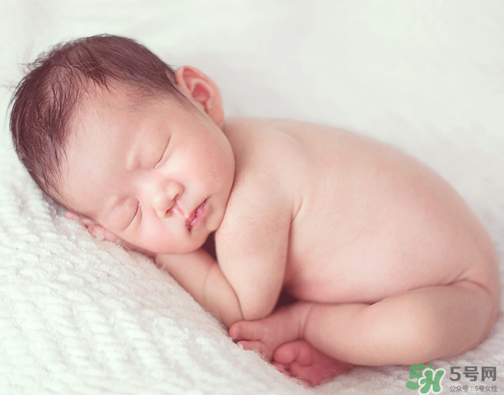 新生兒吃母乳拉奶瓣是怎么回事？新生兒吃母乳會(huì)拉奶瓣嗎？