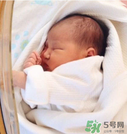 新生兒吃母乳會撐到嗎？新生兒吃母乳會吃撐嗎？