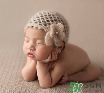 新生兒吃母乳會撐到嗎？新生兒吃母乳會吃撐嗎？