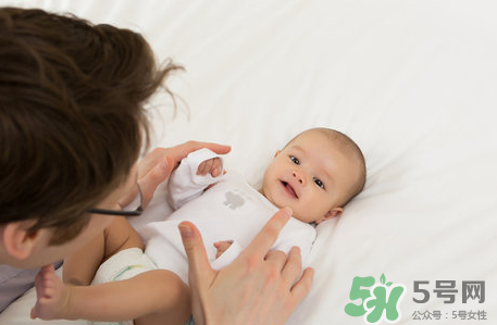 新生兒吃母乳放屁拉稀正常嗎？新生兒吃母乳拉黃水正常嗎？