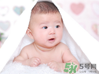 新生兒吃母乳放屁拉稀正常嗎？新生兒吃母乳拉黃水正常嗎？