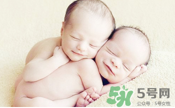 新生兒吃母乳放屁拉稀正常嗎？新生兒吃母乳拉黃水正常嗎？