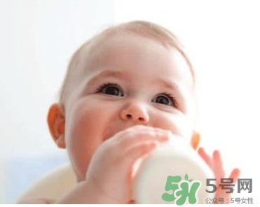 新生兒一月吃幾罐奶粉？新生兒一月吃幾桶奶粉呢？