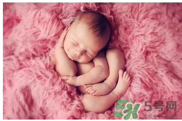 新生兒一月長幾斤正常？新生兒一月長多少厘米？