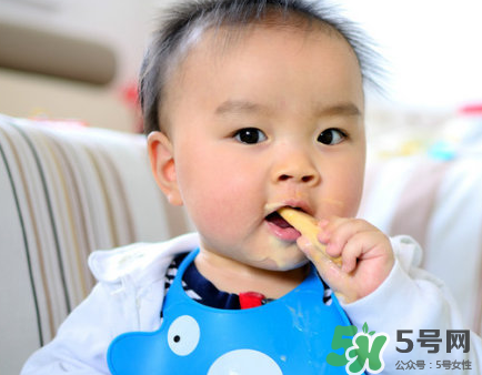 磨牙餅干幾個(gè)月寶寶能吃？磨牙餅干幾個(gè)月吃？