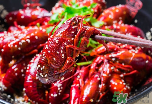 做麻辣小龍蝦放什么調(diào)料？麻辣小龍蝦可以放什么菜？