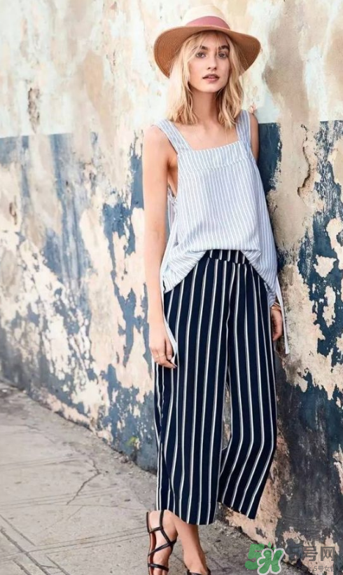 條紋闊腿褲配什么上衣？條紋闊腿褲搭配上衣圖片