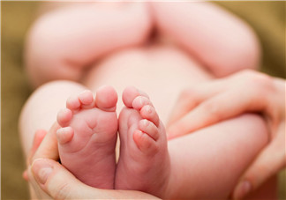 新生兒吃母乳拉奶瓣是怎么回事？新生兒吃母乳會拉奶瓣嗎？