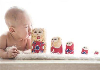 新生兒吃母乳放屁拉稀正常嗎？新生兒吃母乳拉黃水正常嗎？