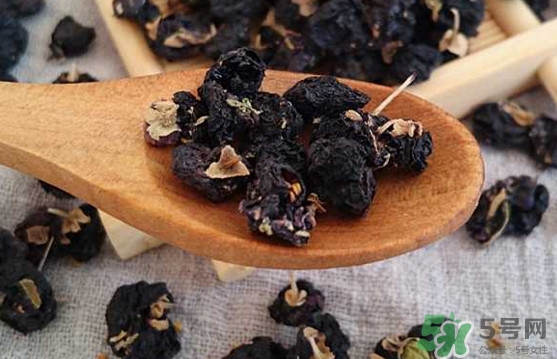 黑枸杞一天吃幾顆合適？黑枸杞一天喝多少合適