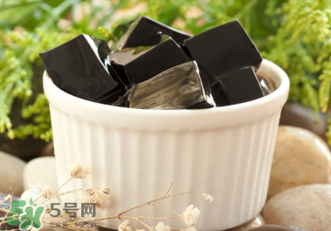 龜苓膏是烏龜做的嗎？龜苓膏是什么做的？