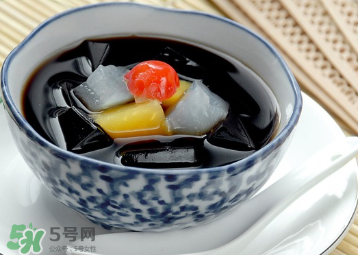 龜苓膏是烏龜做的嗎？龜苓膏是什么做的？