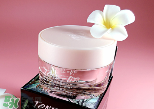 瑪麗黛佳素顏霜和v7哪個好？瑪麗黛佳素顏霜和v7對比