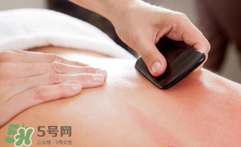 刮痧出現(xiàn)黑紫說明什么？感冒刮痧刮哪個部位