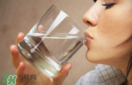 入伏喝什么水好？入伏喝熱水還是冷水？