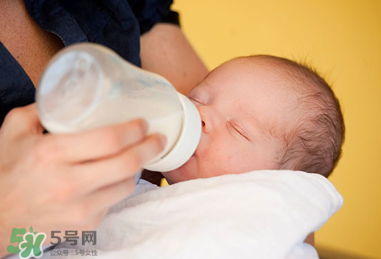 嬰兒吐奶和嘔吐的區(qū)別？怎么判斷嬰兒是吐奶還是嘔吐？