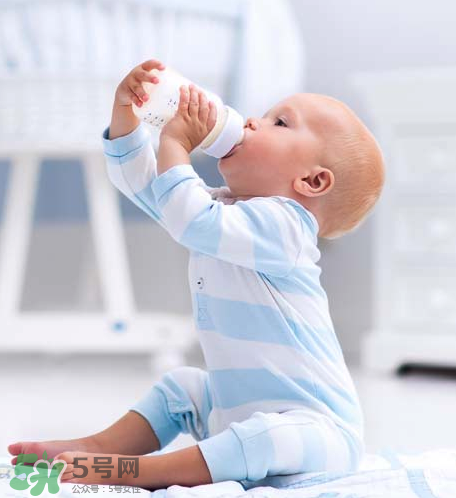 嬰兒吐奶和嘔吐的區(qū)別？怎么判斷嬰兒是吐奶還是嘔吐？