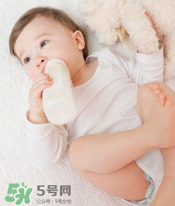 嬰兒吐奶和嘔吐的區(qū)別？怎么判斷嬰兒是吐奶還是嘔吐？