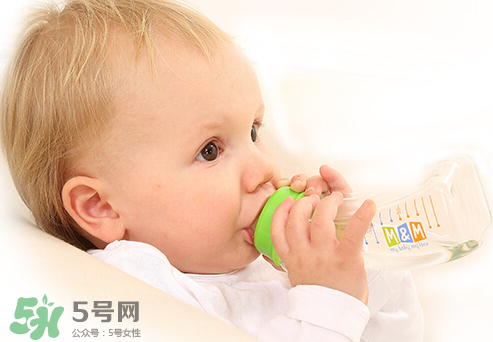 嬰兒吐奶和奶粉有關(guān)系嗎？嬰兒吐奶需要換奶粉嗎？