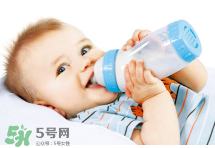 嬰兒吐奶和奶粉有關(guān)系嗎？嬰兒吐奶需要換奶粉嗎？