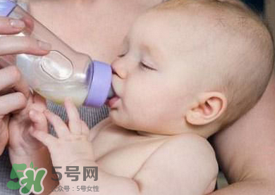 嬰兒吐奶有黃水怎么辦？嬰兒吐奶會吐黃水嗎？