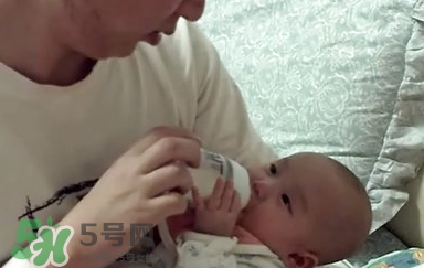 嬰兒吐奶有黃水怎么辦？嬰兒吐奶會吐黃水嗎？