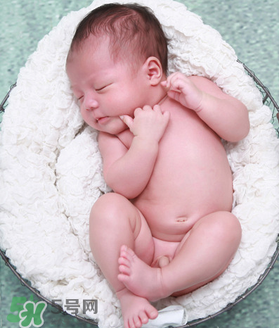 寶寶吐奶和哭有關(guān)系嗎？寶寶哭會(huì)引起吐奶嗎？