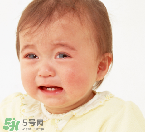 寶寶吐奶和哭有關(guān)系嗎？寶寶哭會(huì)引起吐奶嗎？