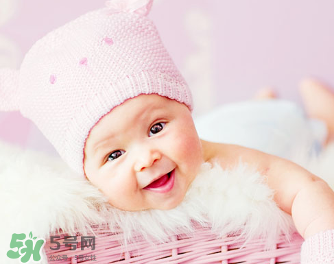 寶寶吐奶和哭有關(guān)系嗎？寶寶哭會(huì)引起吐奶嗎？