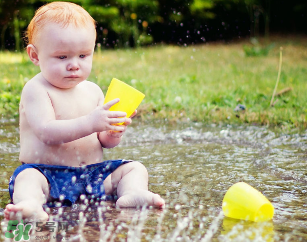 寶寶喜歡玩水怎么辦？寶寶為什么喜歡玩水？