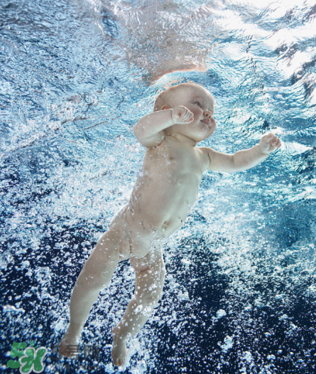 寶寶喜歡玩水怎么辦？寶寶為什么喜歡玩水？