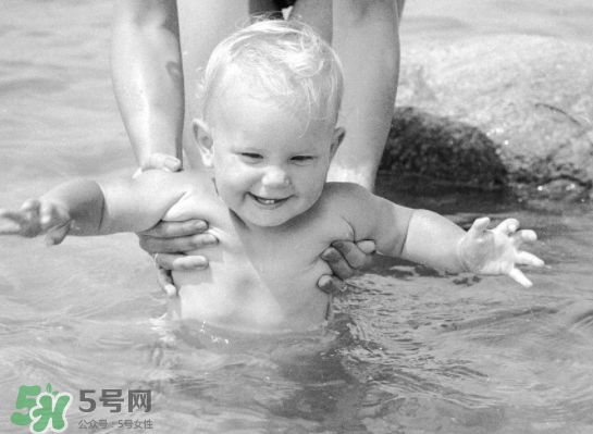 小孩玩水多久合適？小孩多久玩一次水好？