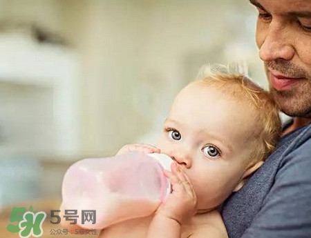 嬰兒吐奶和溢奶的區(qū)別 嬰兒溢奶和吐奶有何不同？