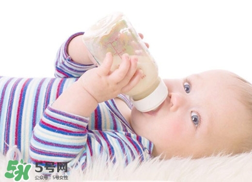 嬰兒吐奶和溢奶的區(qū)別 嬰兒溢奶和吐奶有何不同？