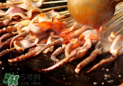 鐵板魷魚有營養(yǎng)嗎？鐵板魷魚對身體有害嗎